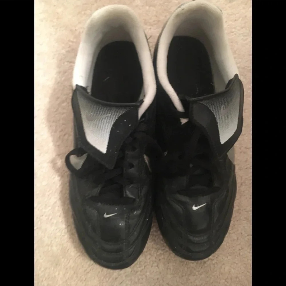 Nike kids cleats size 4 back and white sports cleats